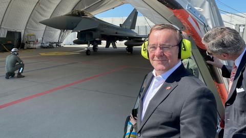 Lielvarde: Boris Pistorius (SPD), Bundesverteidigungsminister, steht neben einem Hangar mit einem Eurofighter der Luftwaffe. 