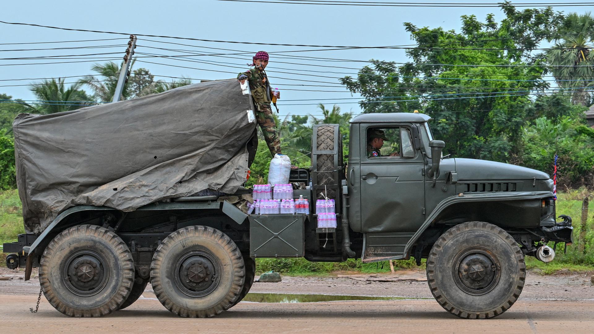 Oddar Menachey in Kambodscha an der Grenze zu Thailand: Ein Soldat steht auf einem mit zahlreichen Wasserflaschen beladenen Militärfahrzeug.