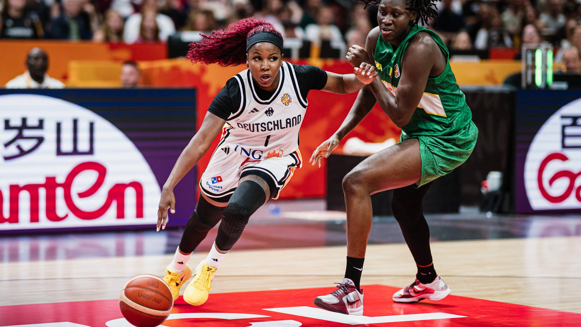 Die deutsche Spielerin Alexis Peterson (links) im Spiel gegen die malawische Spielerin Sika Kone. Die deutsche Spielerin Alexis Peterson (links) im Spiel gegen die malawische Spielerin Sika Kone.