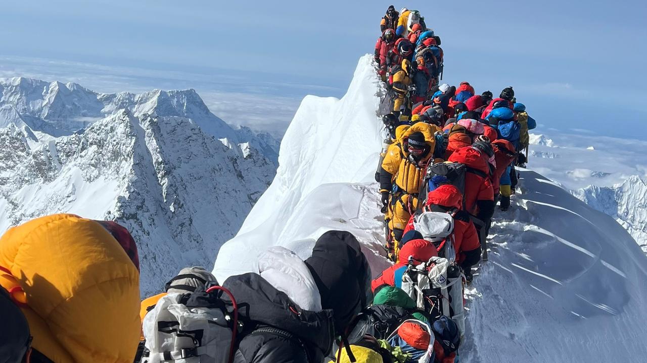 Bergsteiger und Bergführer sind zwischen dem Südgipfel und der Hillary-Stufe des Mount Everest nach einem Eiseinbruch gestrandet.