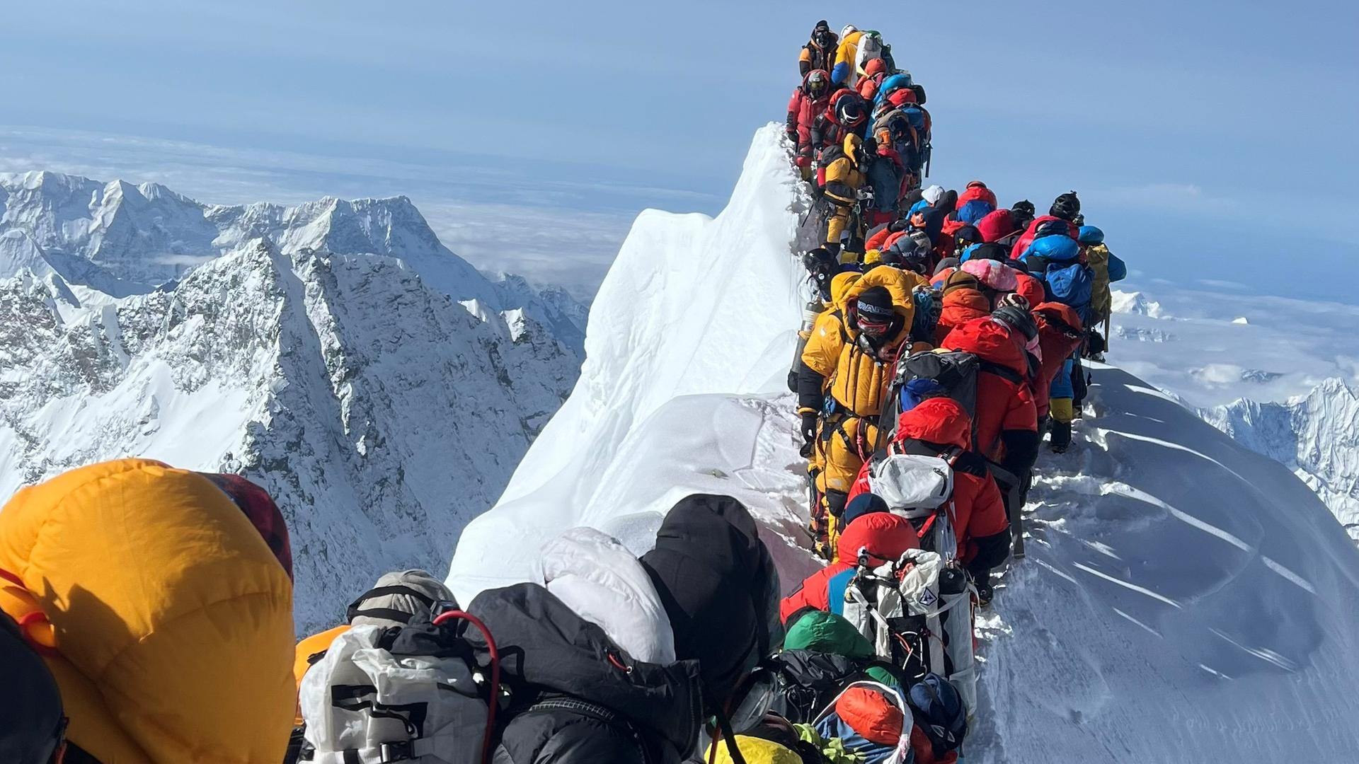 Bergsteiger und Bergführer sind zwischen dem Südgipfel und der Hillary-Stufe des Mount Everest nach einem Eiseinbruch gestrandet.