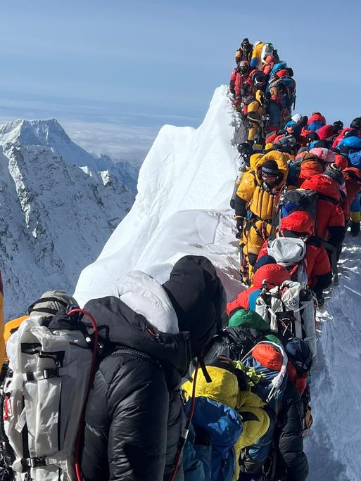 Bergsteiger und Bergführer sind zwischen dem Südgipfel und der Hillary-Stufe des Mount Everest nach einem Eiseinbruch gestrandet.