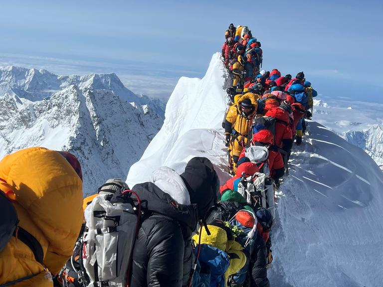 Bergsteiger und Bergführer sind zwischen dem Südgipfel und der Hillary-Stufe des Mount Everest nach einem Eiseinbruch gestrandet.