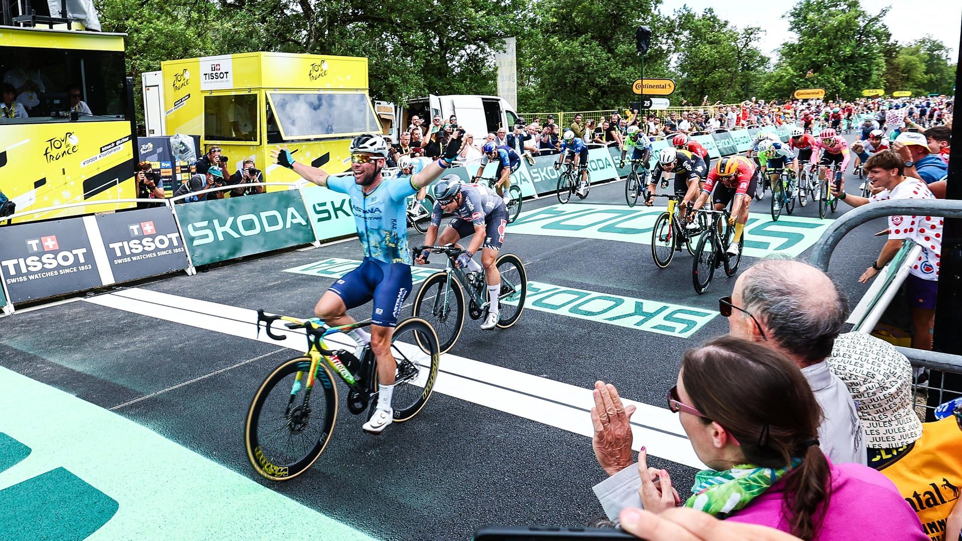 Der britische Rad-Profi Mark Cavendish fährt durch das Ziel von der 5. Etappe.