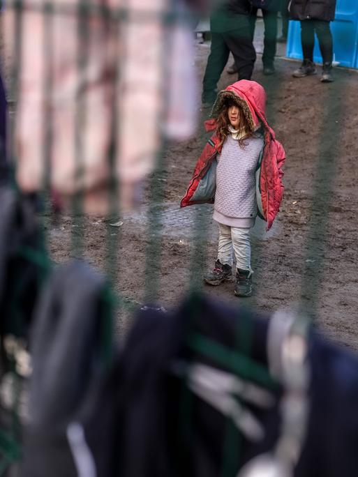 Ein geflüchtetes Kind an der polnisch-belarussischen Grenze am 25. November 2021.