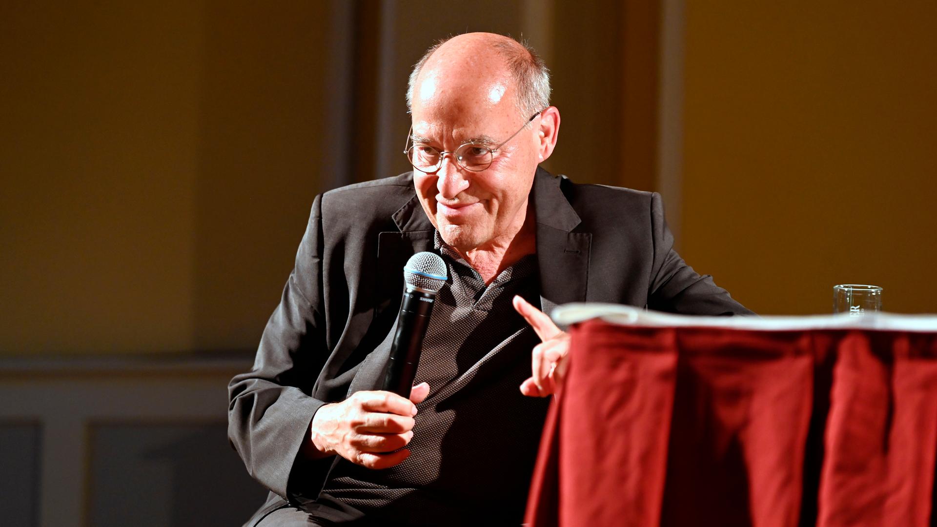 Gregor Gysi beim Gespräch zu seinem Buch "Ein Leben ist zu wenig" im Wichernhaus in Görlitz 2023. Er lächelt schelmisch ins Mikro und hebt den linken Zeigefinger. Gregor Gysi beim Gespräch zu seinem Buch "Ein Leben ist zu wenig" im Wichernhaus in Görlitz 2023. Er lächelt schelmisch ins Mikro und hebt den linken Zeigefinger.