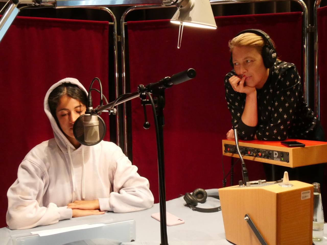 Schauspielerin Banafshe Hourmazdi und Hörspielregisseurin Judith Lorentz bei den Aufnahmen für "Zärtlichkeiten".