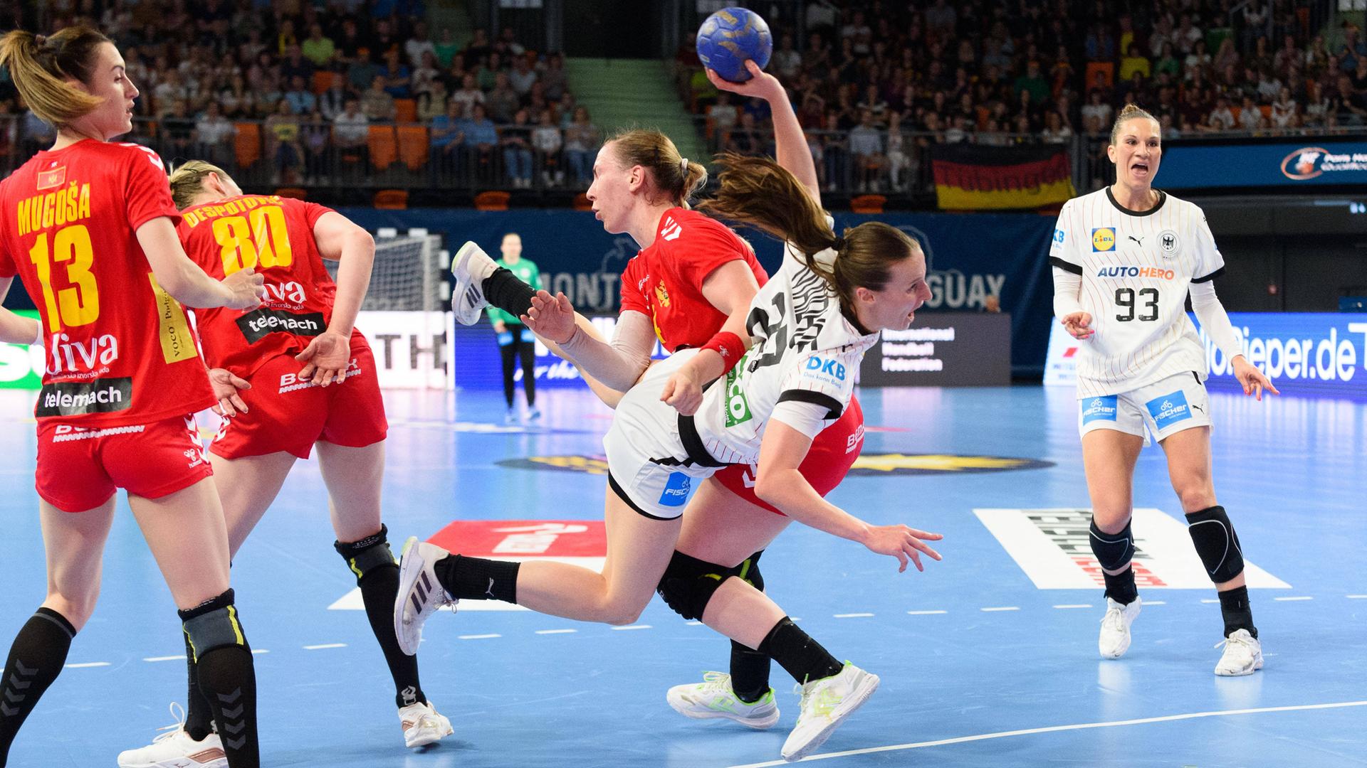 Julia Waldhof wird während des Olympia-Qualifikationsspiels Deutschland gegen Montenegro gefoult.