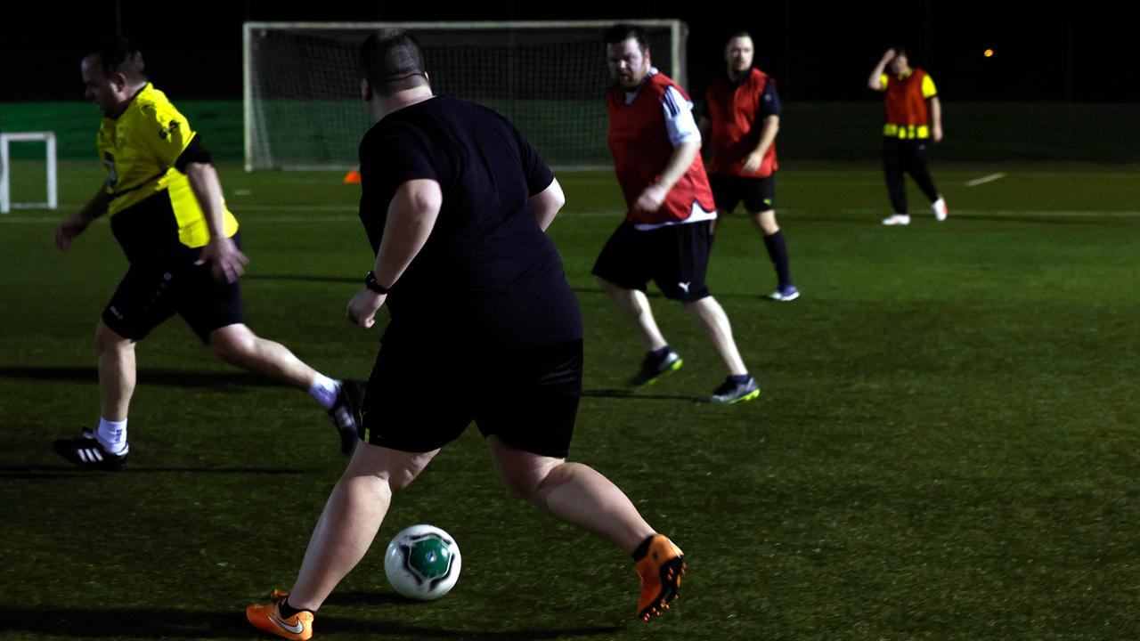 Mehrere Männer laufen beim Fußballtraining über den Platz.