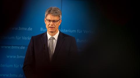 Patrick Schnieder (CDU), Bundesminister für Verkehr, gibt ein Pressestatement zum vorzeitigen Aus für Bahnchef Lutz ab.