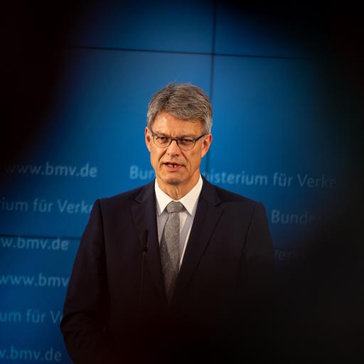 Patrick Schnieder (CDU), Bundesminister für Verkehr, gibt ein Pressestatement zum vorzeitigen Aus für Bahnchef Lutz ab.