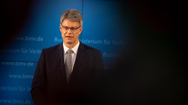 Patrick Schnieder (CDU), Bundesminister für Verkehr, gibt ein Pressestatement zum vorzeitigen Aus für Bahnchef Lutz ab.