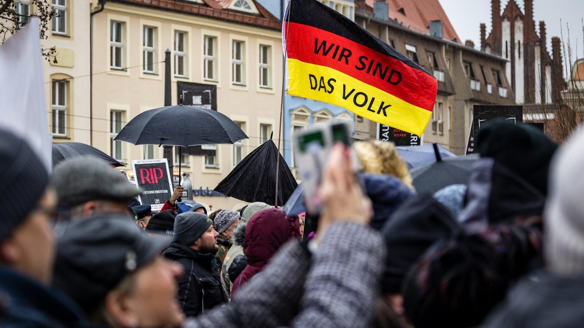 "Wir sind das Volk" steht auf einer schwarz-rot-goldenen Fahne bei einer Kundgebung auf dem Altmarkt, zu der die Mittelstandsinitiative Brandenburg aufgerufen hatte.