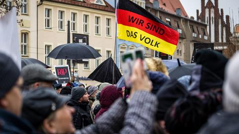 "Wir sind das Volk" steht auf einer schwarz-rot-goldenen Fahne bei einer Kundgebung auf dem Altmarkt, zu der die Mittelstandsinitiative Brandenburg aufgerufen hatte.