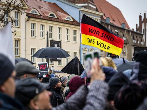 "Wir sind das Volk" steht auf einer schwarz-rot-goldenen Fahne bei einer Kundgebung auf dem Altmarkt, zu der die Mittelstandsinitiative Brandenburg aufgerufen hatte.