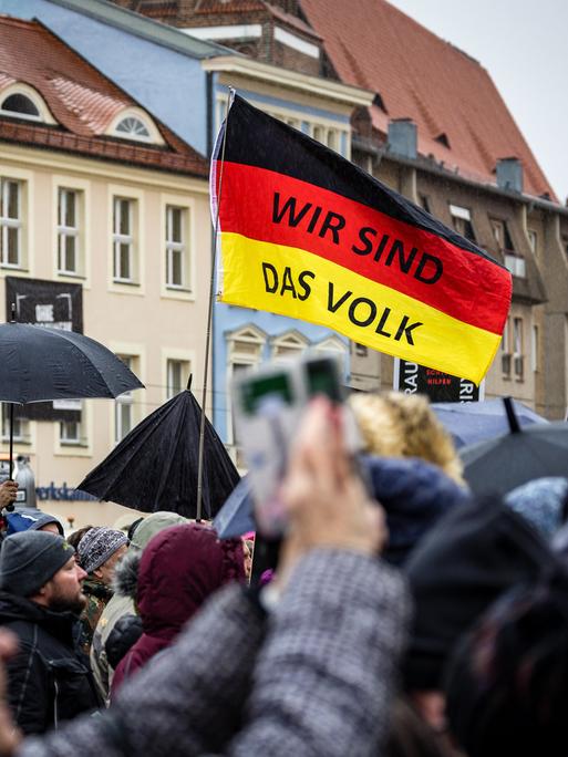 "Wir sind das Volk" steht auf einer schwarz-rot-goldenen Fahne bei einer Kundgebung auf dem Altmarkt, zu der die Mittelstandsinitiative Brandenburg aufgerufen hatte.