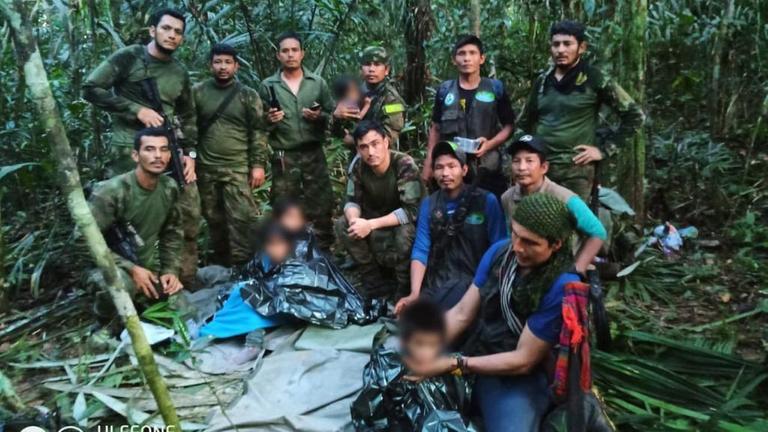 Soldaten und indigene Männer kümmern sich im Regenwald um die vier Geschwister, die nach einem tödlichen Flugzeugabsturz vermisst wurden.