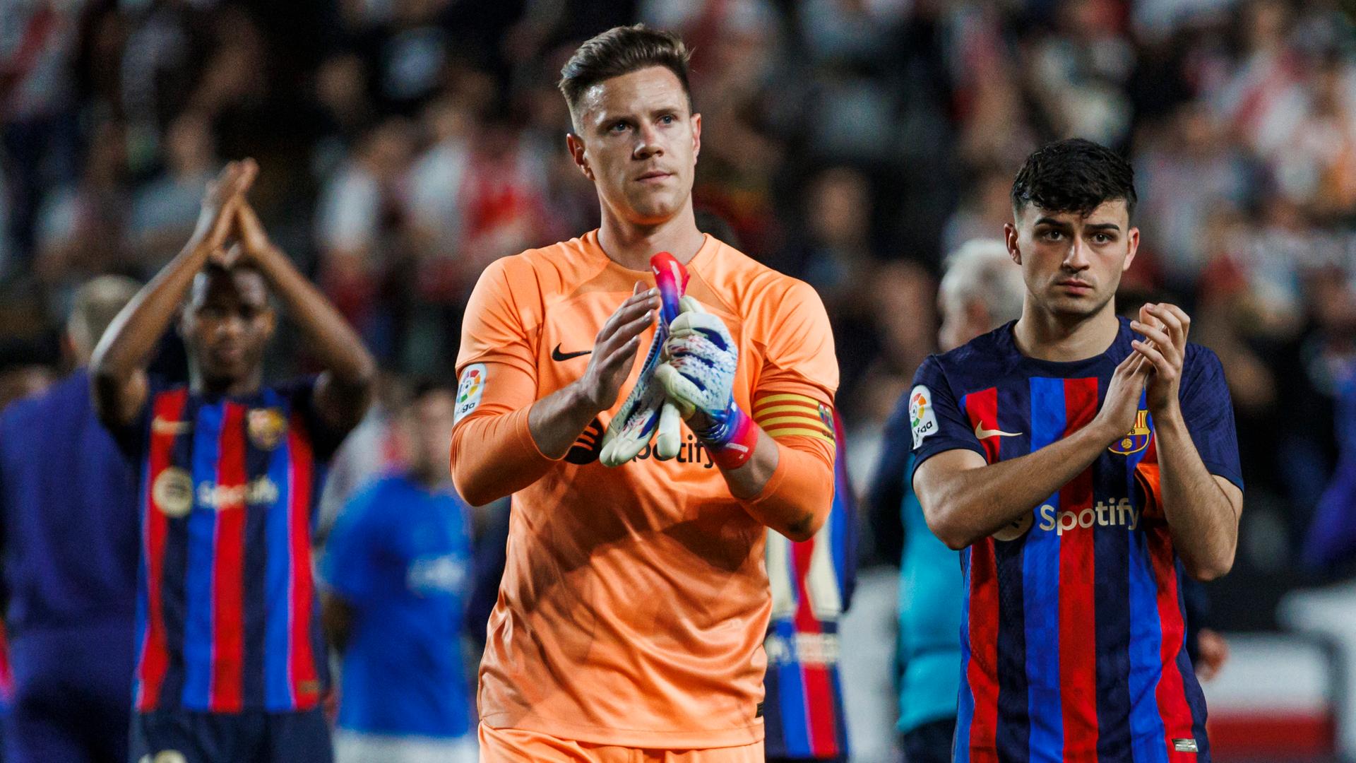 Der Torwart des FC Barcelona, Marc-Andre ter Stegen (m.) Ansu Fati (l). und Pedri applaudieren den Fans bei einem Spiel der spanischen Liga im April 2023. Der Torwart des FC Barcelona, Marc-Andre ter Stegen (m.) Ansu Fati (l). und Pedri applaudieren den Fans bei einem Spiel der spanischen Liga im April 2023.