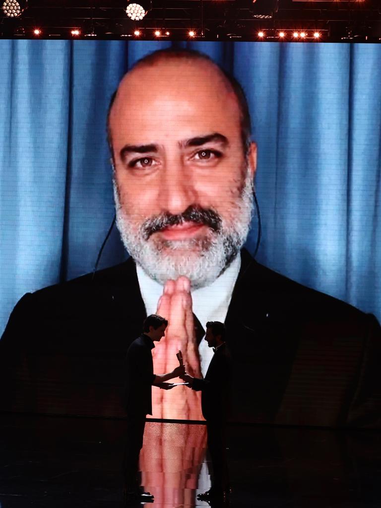 Aus dem Iran zugeschaltet: Misagh Zare bedankt sich für die Lola für die beste männliche Hauptrolle in dem Film "Die Saat des heiligen Feigenbaums" während der 75. Verleihung des Deutschen Filmpreises in Berlin