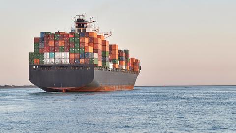 Containerschiff im Hafen von Rotterdam, 2023.