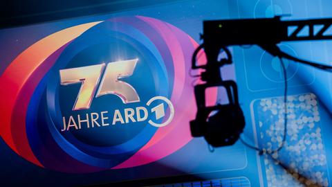 Ein Kamerakran bei der Aufzeichnung von "75 Jahre ARD - Die große Jubiläumsshow" im Studio Berlin-Adlershof.
