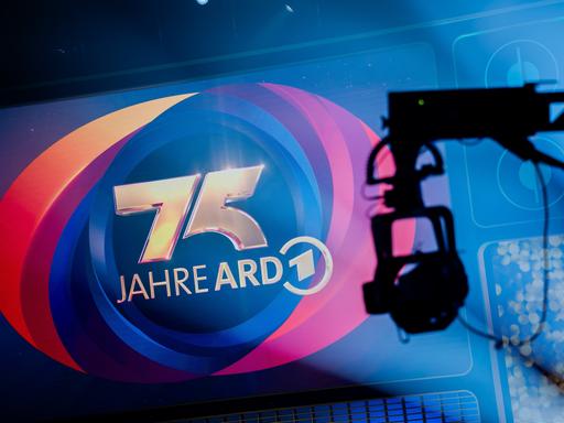Ein Kamerakran bei der Aufzeichnung von "75 Jahre ARD - Die große Jubiläumsshow" im Studio Berlin-Adlershof. Ein Kamerakran bei der Aufzeichnung von "75 Jahre ARD - Die große Jubiläumsshow" im Studio Berlin-Adlershof.