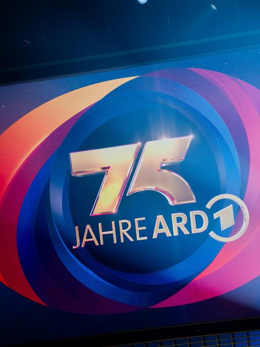 Ein Kamerakran bei der Aufzeichnung von "75 Jahre ARD - Die große Jubiläumsshow" im Studio Berlin-Adlershof. Ein Kamerakran bei der Aufzeichnung von "75 Jahre ARD - Die große Jubiläumsshow" im Studio Berlin-Adlershof.