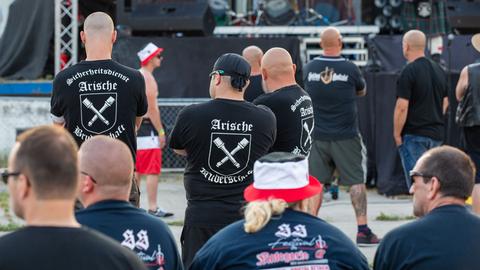 Besucher auf dem Areal des "Schild und Schwert Festivals" im ostsächsischem Ostritz mit T-Shirts der Arischen Bruderschaft.