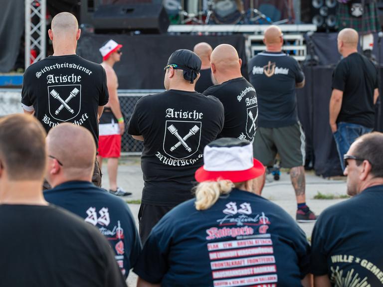 Besucher auf dem Areal des "Schild und Schwert Festivals" im ostsächsischem Ostritz mit T-Shirts der Arischen Bruderschaft.