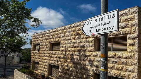 Ein Schild zeigt den Weg zur US-Botschaft in Israel.