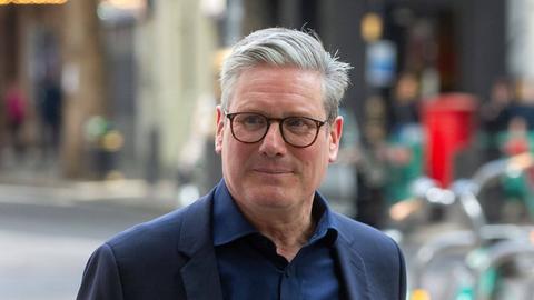 Der Labour-Chef Keir Starmer in blauem Anzug und blauem Hemd.