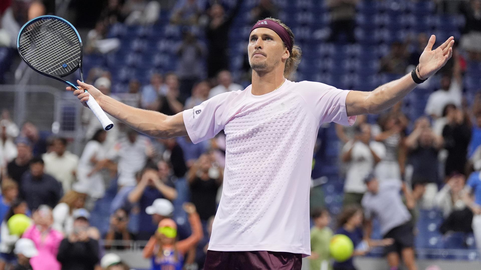 Alexander Zverev steht nach seinem Sieg mit ausgebreiteten Armen auf dem Platz. Alexander Zverev steht nach seinem Sieg mit ausgebreiteten Armen auf dem Platz.