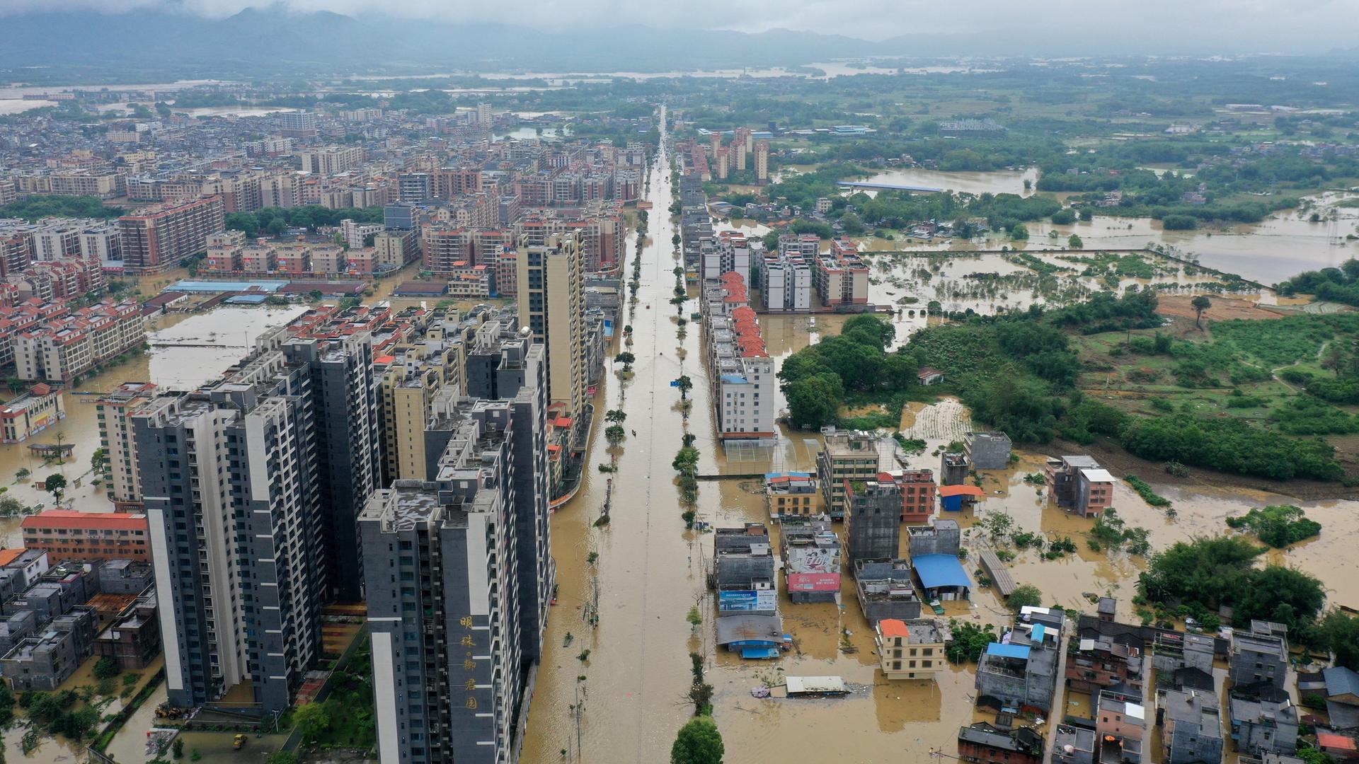 China, Guangzhou: Ein Luftbild einer Drohne zeigt ein überschwemmtes Gebiet.