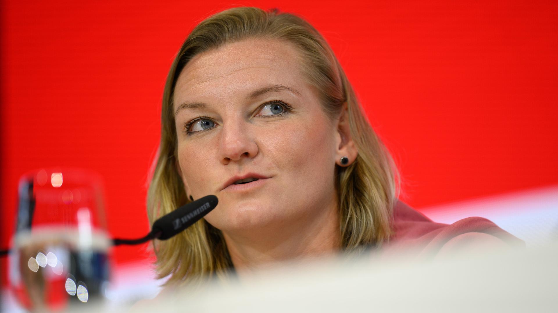 Die Kapitänin der Fußball-Nationalmannschaft, Alexandra Popp bei einer Pressekonferenz im Oktober 2022.