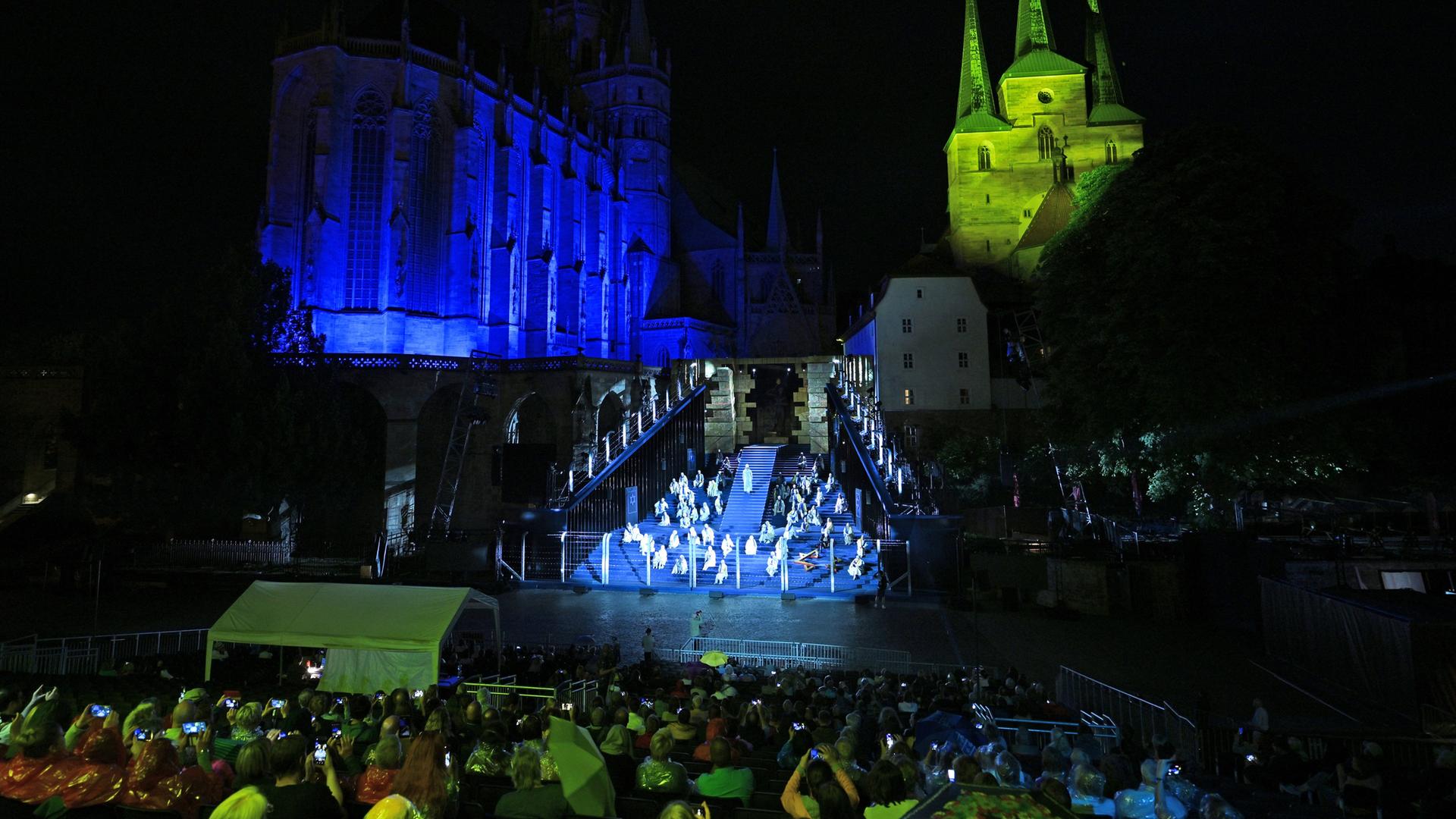 Zuschauer bei einer abendlichen Vorstellung von "Nabucco" bei den DomStufen-Festspielen in Erfurt.