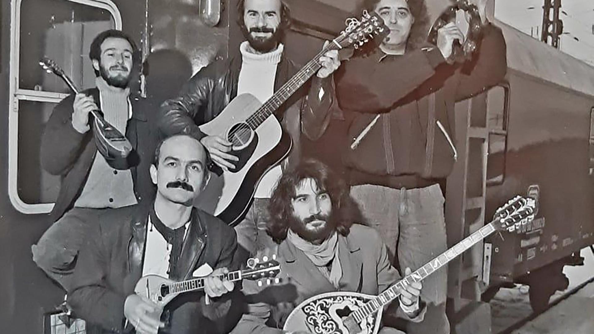 Die griechische Gastarbeiter-Band „Prosechòs“: Jannis Karis war Teil von ihr. Auf der Comilation "Songs of Gastarbeiter" ist er mit zwei Songs vertreten.