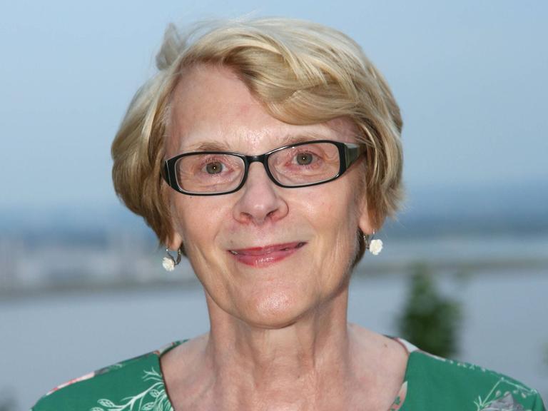 Frontalansicht Dr. Regula Venske im grünen, geblümten Kleid. Sommer 2018 auf dem Suellberg Hamburg.