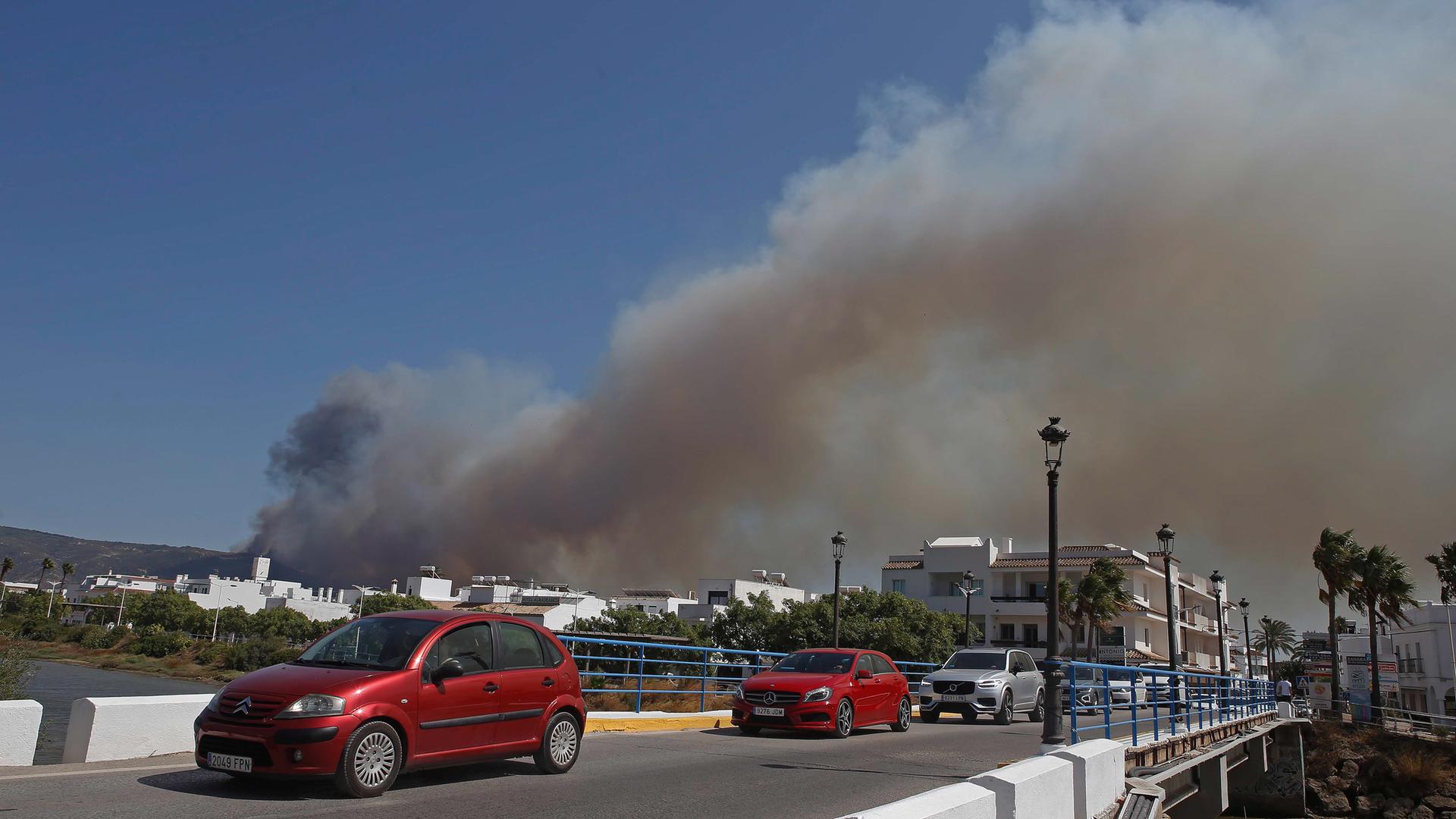Rauch steigt in den Himmel während eines Brandes im spanischen Cadiz. 