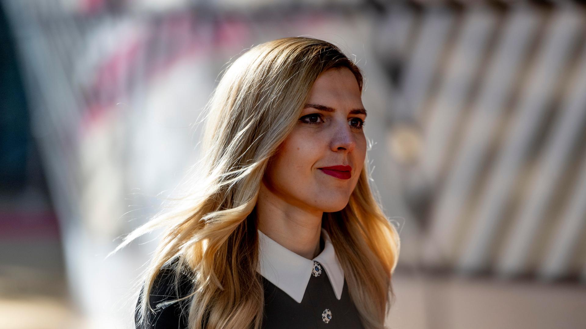 Das Bild zeigt die bulgarische Außenministerin Velislava Petrova-Chamova in Brüssel. Sie geht gerade an den Kameras vorbei und blickt nach rechts. Der Hintergrund ist verschwommen. Das Bild zeigt die bulgarische Außenministerin Velislava Petrova-Chamova in Brüssel. Sie geht gerade an den Kameras vorbei und blickt nach rechts. Der Hintergrund ist verschwommen.