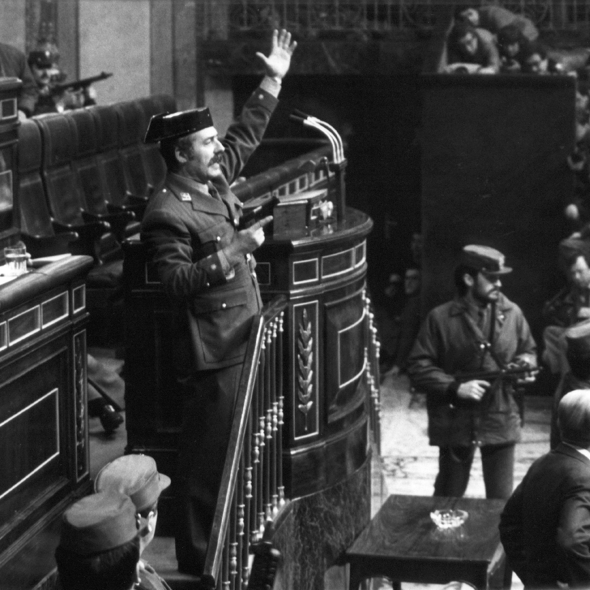 Mit gezogener Pistole steht der Putschist Antonio Tejero Molina gestikulierend am Rednerpult im spanischen Parlament am 23.02.1981. 