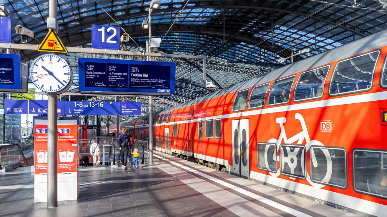 Regionalbahn Zug der Deutsche Bahn DB Regio im Hauptbahnhof in Berlin, Deutschland. September 2024
