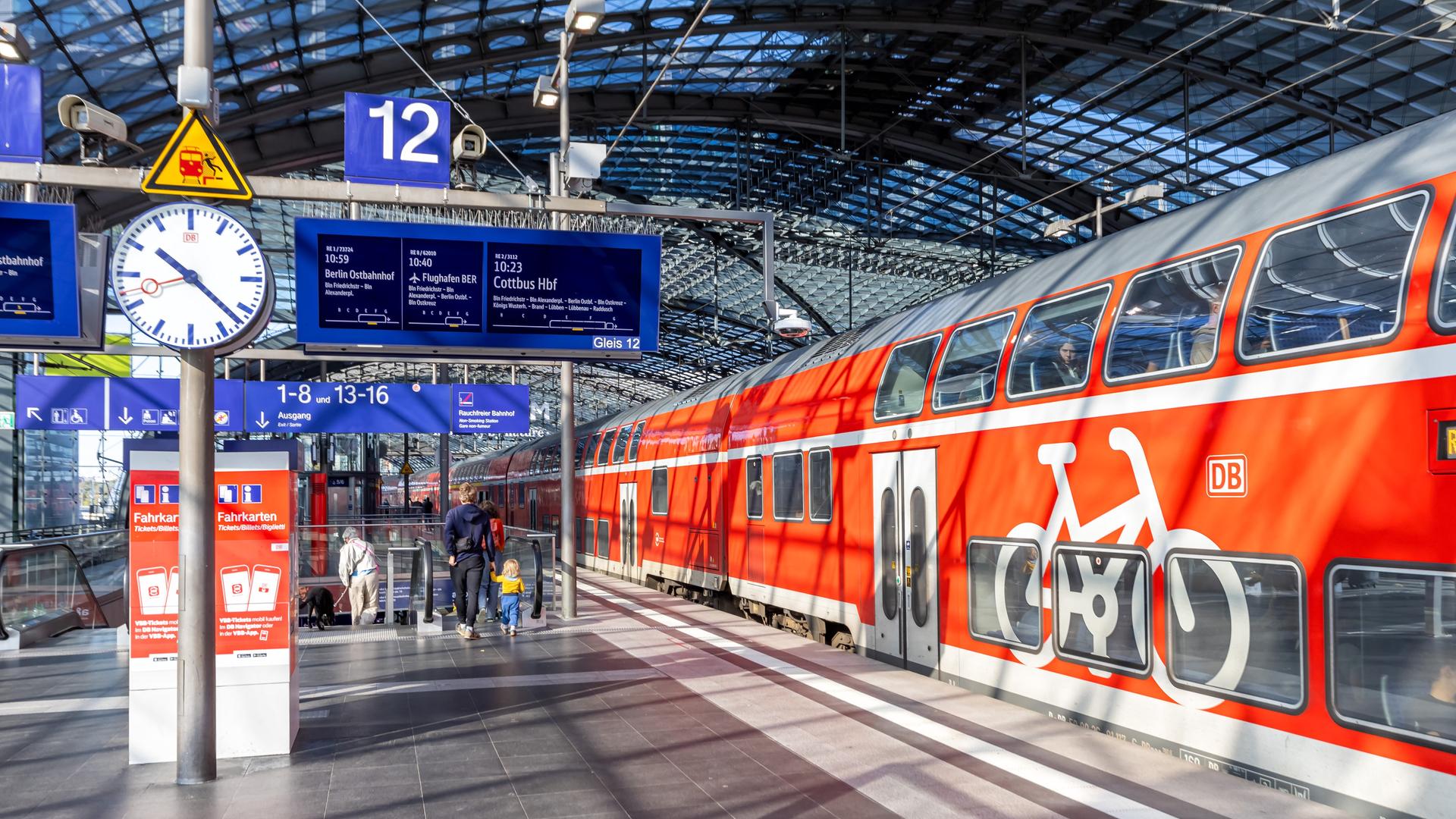 Regionalbahn Zug der Deutsche Bahn DB Regio im Hauptbahnhof in Berlin, Deutschland. September 2024