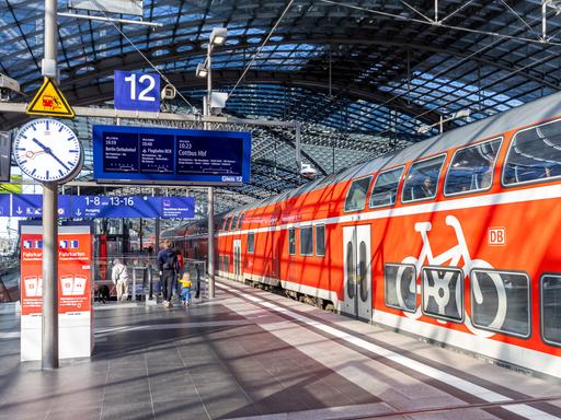 Regionalbahn Zug der Deutsche Bahn DB Regio im Hauptbahnhof in Berlin, Deutschland. September 2024