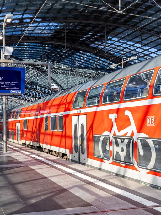 Regionalbahn Zug der Deutsche Bahn DB Regio im Hauptbahnhof in Berlin, Deutschland. September 2024
