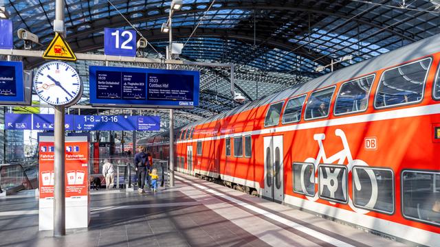 Regionalbahn Zug der Deutsche Bahn DB Regio im Hauptbahnhof in Berlin, Deutschland. September 2024