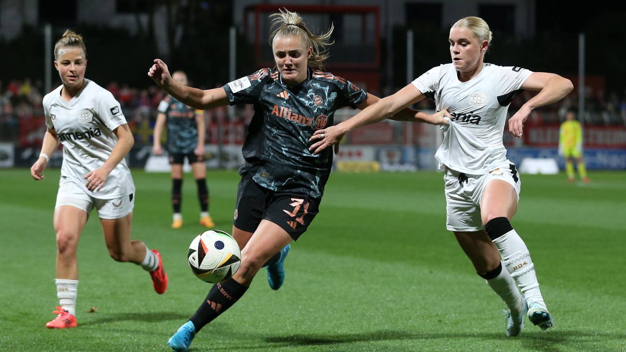 Georgia Stanway vom FC Bayern München und Cornelia Kramer Bayer 04 Leverkusen im Zweikampf.