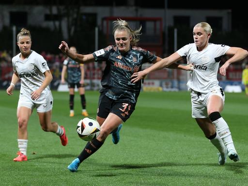 Georgia Stanway vom FC Bayern München und Cornelia Kramer Bayer 04 Leverkusen im Zweikampf.