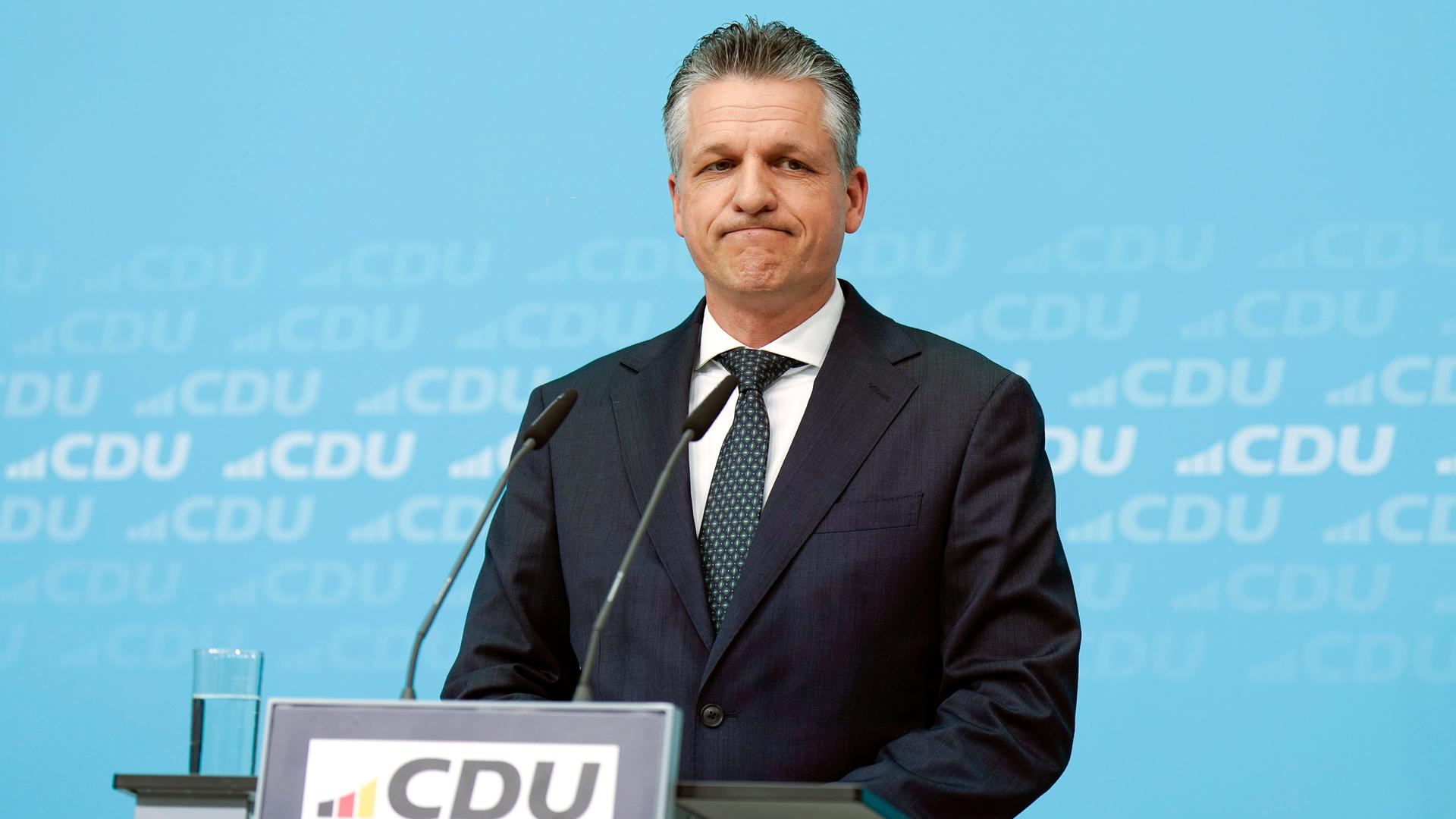 Thorsten Frei steht bei einer Pressekonferenz der CDU am Rednerpult im Konrad-Adenauer-Haus.