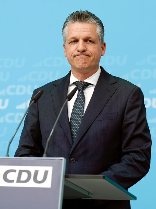 Thorsten Frei steht bei einer Pressekonferenz der CDU am Rednerpult im Konrad-Adenauer-Haus.