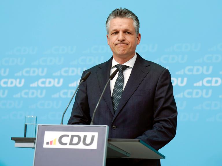 Thorsten Frei steht bei einer Pressekonferenz der CDU am Rednerpult im Konrad-Adenauer-Haus.